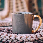 Kawa w modzie: Ubrania i dodatki inspirowane kawą